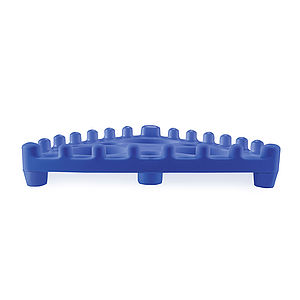 Filip sieve cleaner with studs for wire and synthetic mesh